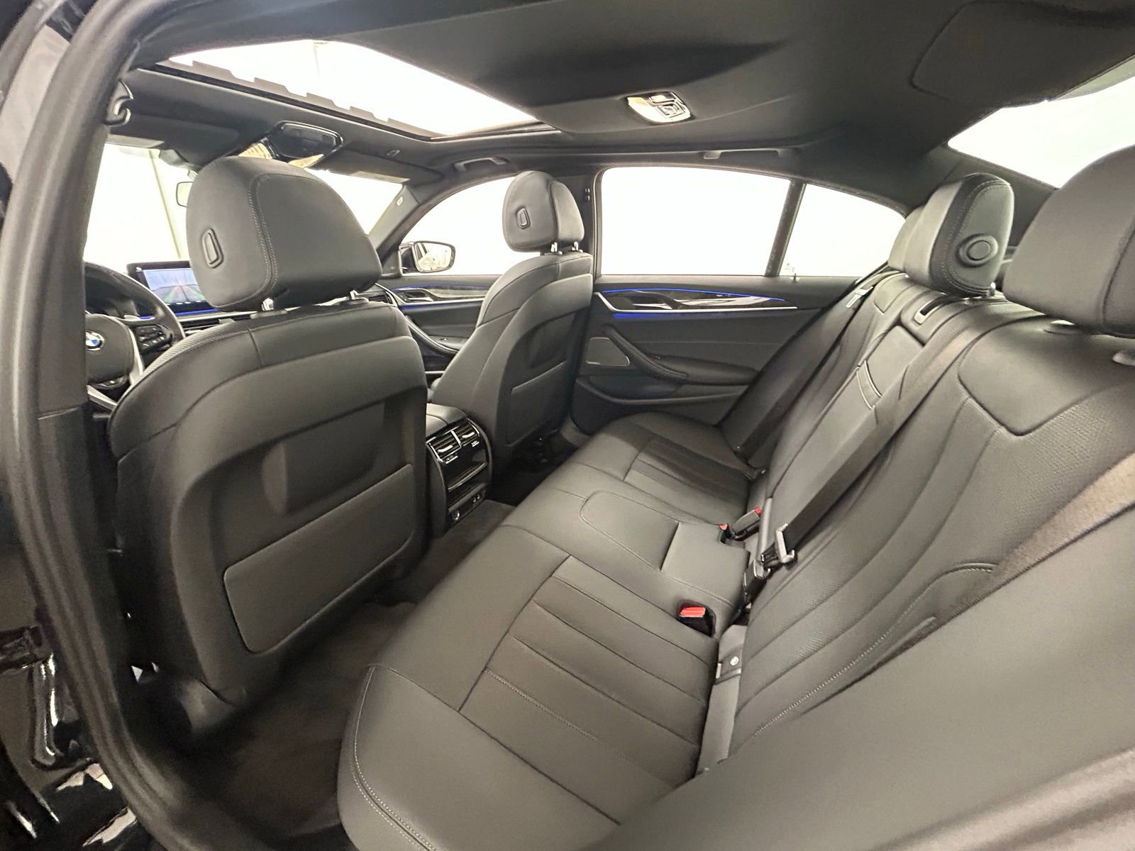 Used 2023 BMW 540i xDrive w/ Premium Package image 34