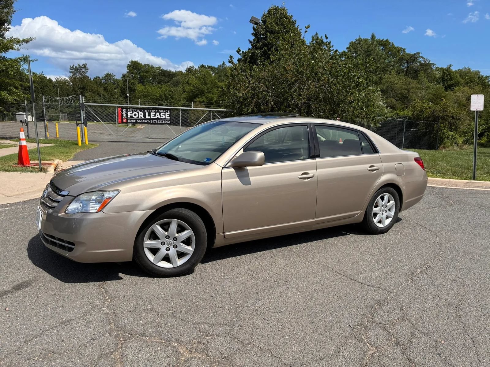 Used 2005 Toyota Avalon XL FWD image 2
