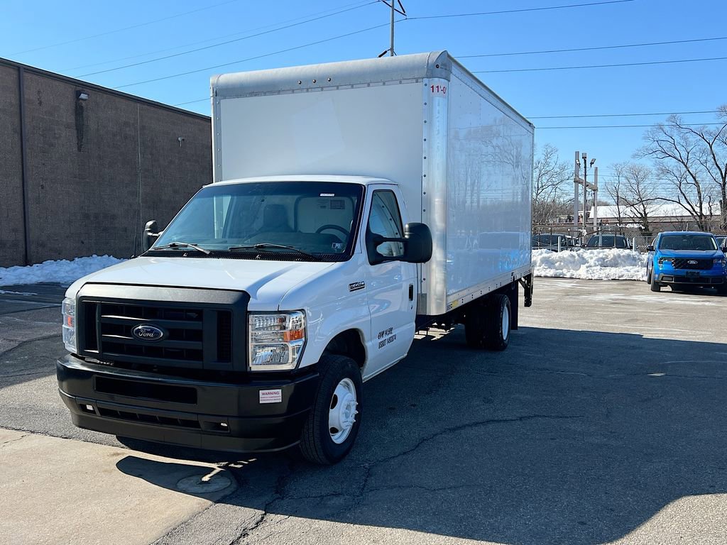 Used 2024 Ford E-450 and Econoline 450 Super Duty w/ Power Windows & Locks Group image 4