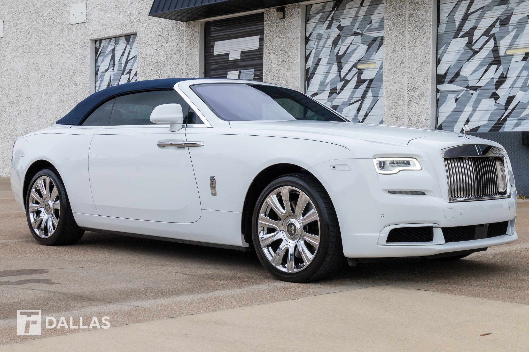 Used 2019 Rolls-Royce Dawn RWD image 17