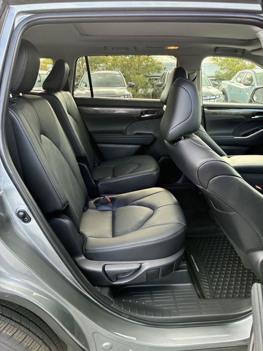 Used 2026 Toyota Highlander Limited AWD/4WD image 15