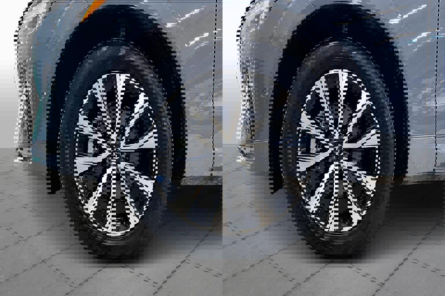 Used 2024 Volvo XC60 B5 Plus image 11