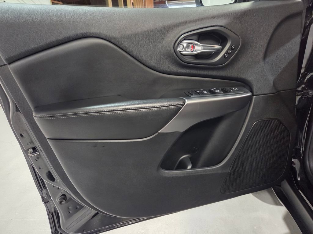 Used 2019 Jeep Cherokee Limited image 13