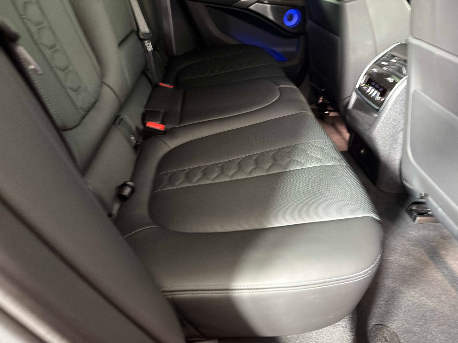 Used 2025 BMW X6 M Competition w/ Executive Package AWD/4WD image 29