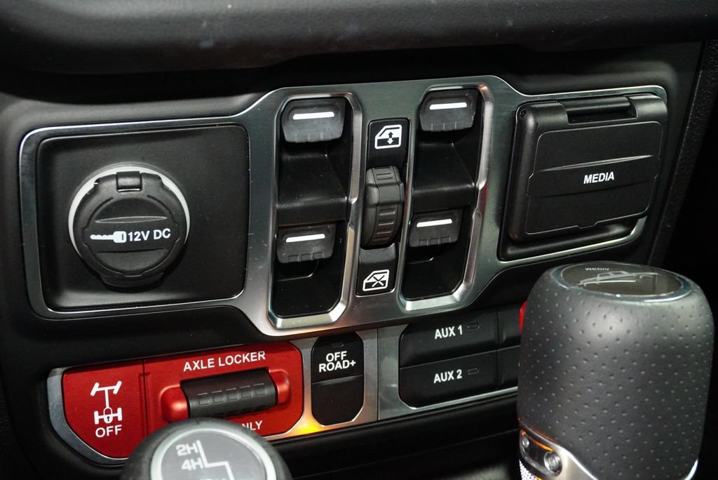 Used 2025 Jeep Gladiator Mojave w/ Convenience Group AWD/4WD image 23