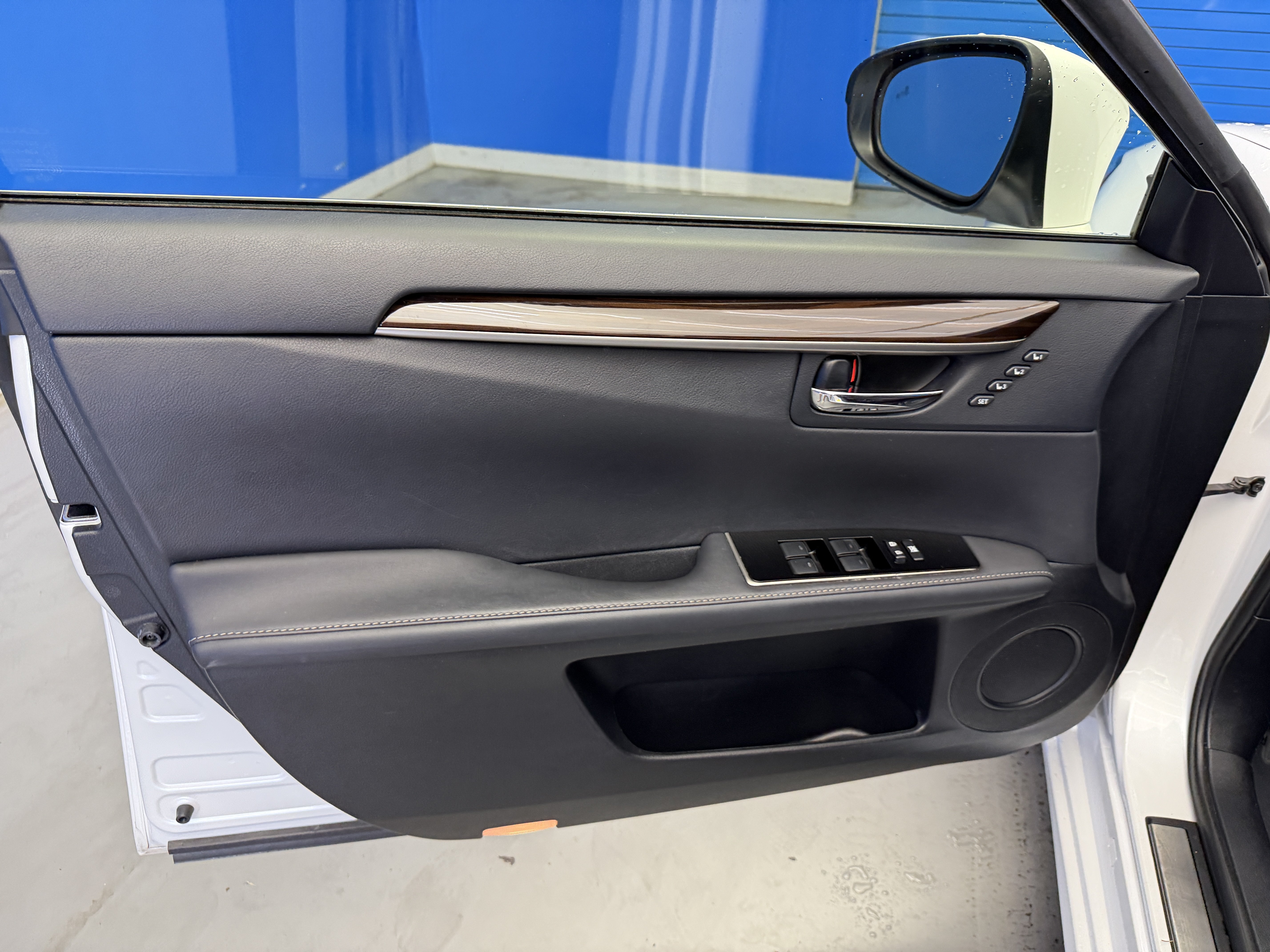 Used 2016 Lexus ES 300h w/ Luxury Package w/Wood Trim FWD image 9