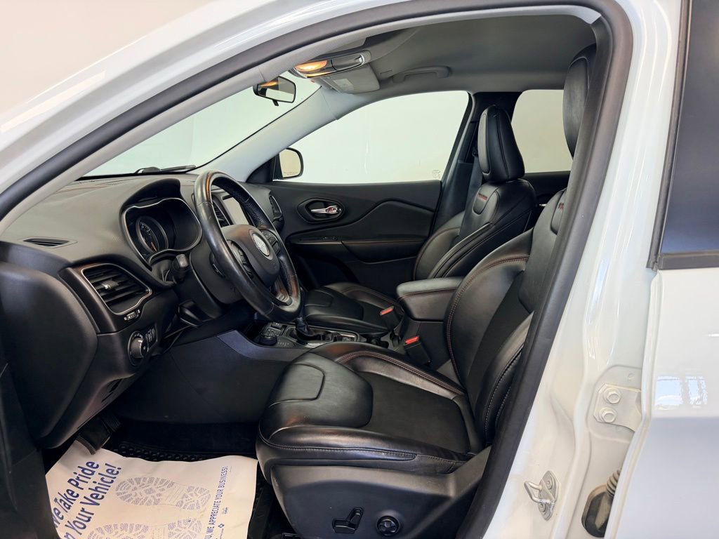 Used 2020 Jeep Cherokee Trailhawk w/ Cold Weather Group AWD/4WD image 5
