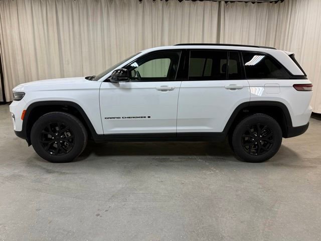 Used 2025 Jeep Grand Cherokee Altitude AWD/4WD image 9