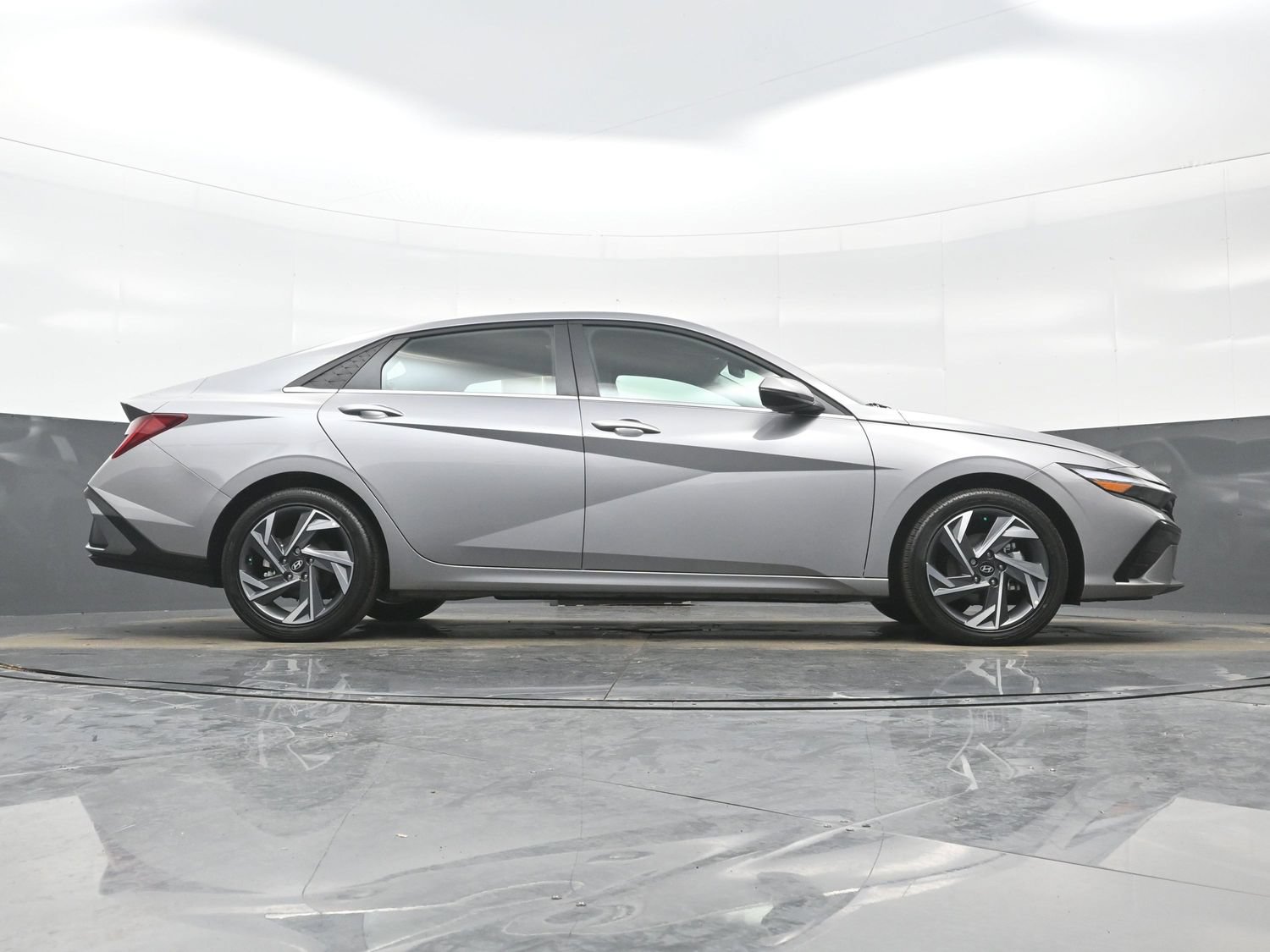 Used 2025 Hyundai Elantra Limited FWD image 31