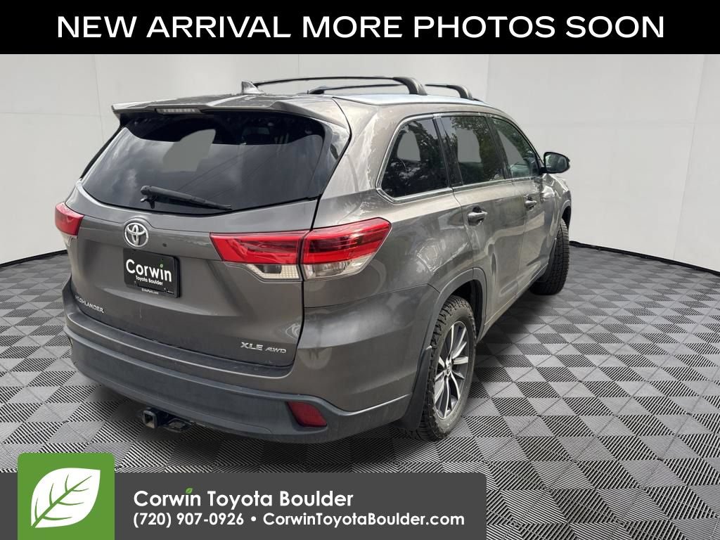 Used 2017 Toyota Highlander XLE w/ Carpet Mat Package AWD/4WD image 5