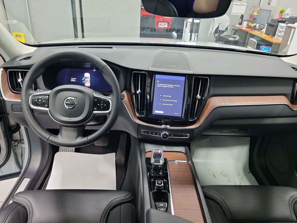 Used 2023 Volvo XC60 B6 Ultimate w/ Climate Package AWD/4WD video 3