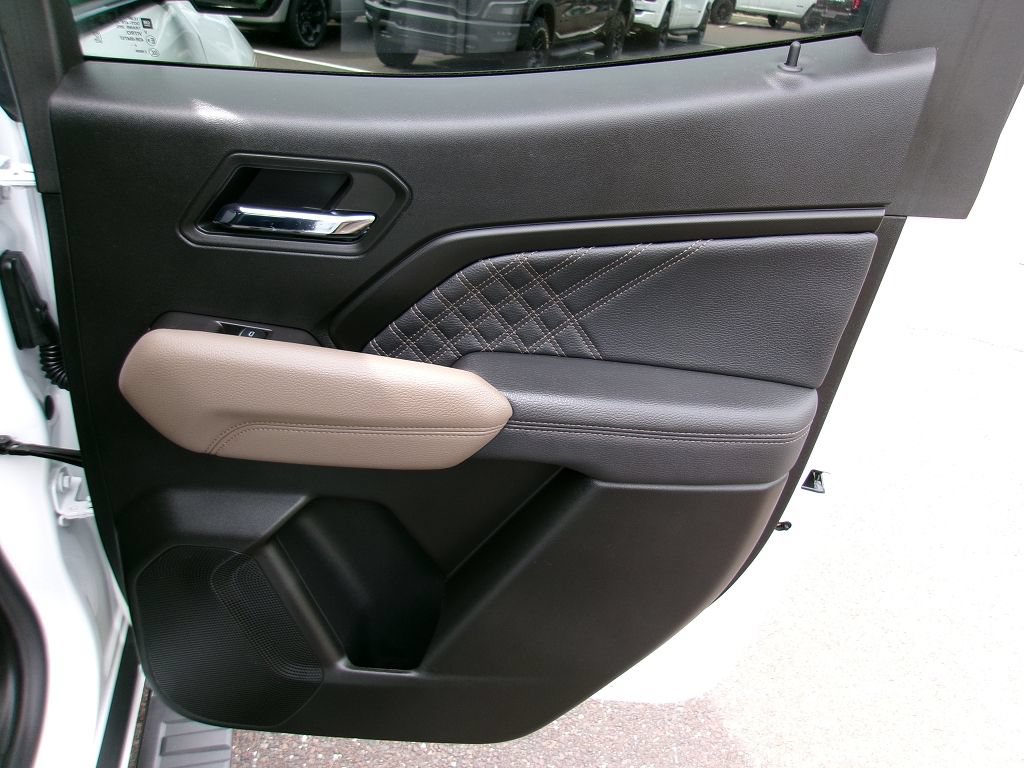Used 2025 GMC Canyon Denali AWD/4WD image 9