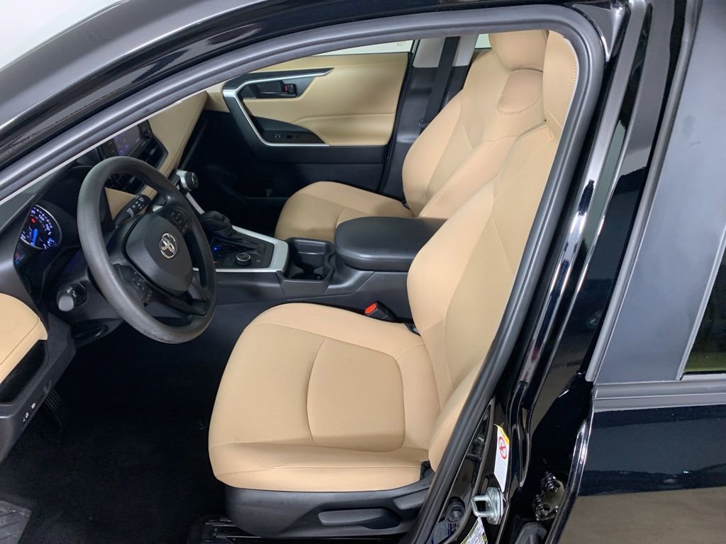 Used 2021 Toyota RAV4 LE image 28