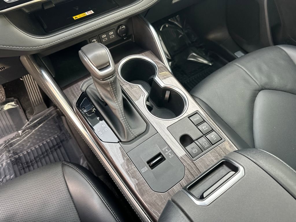 Used 2023 Toyota Highlander Limited image 24