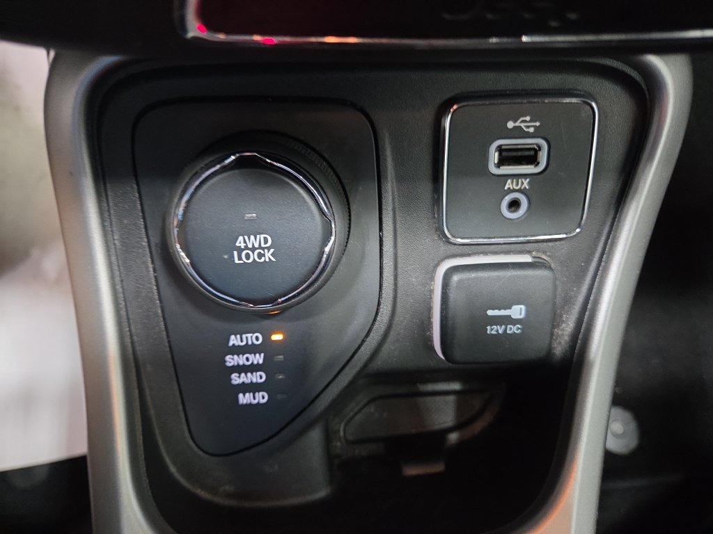 Used 2018 Jeep Compass Latitude AWD/4WD image 38