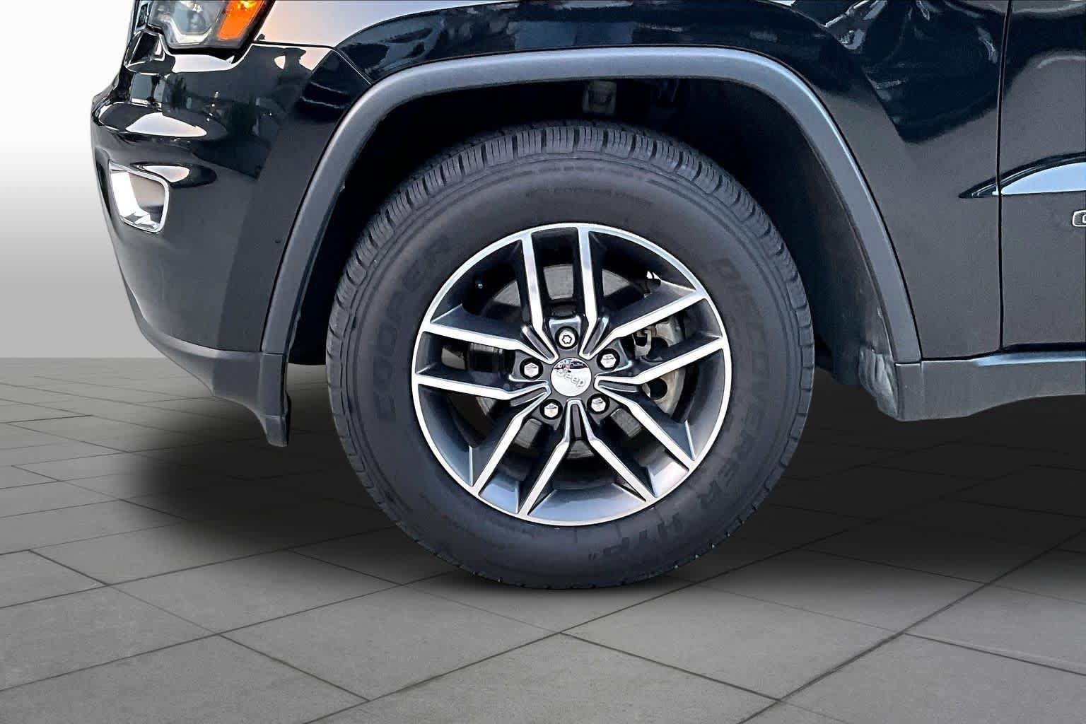 Used 2017 Jeep Grand Cherokee Limited w/ Luxury Group II RWD image 11