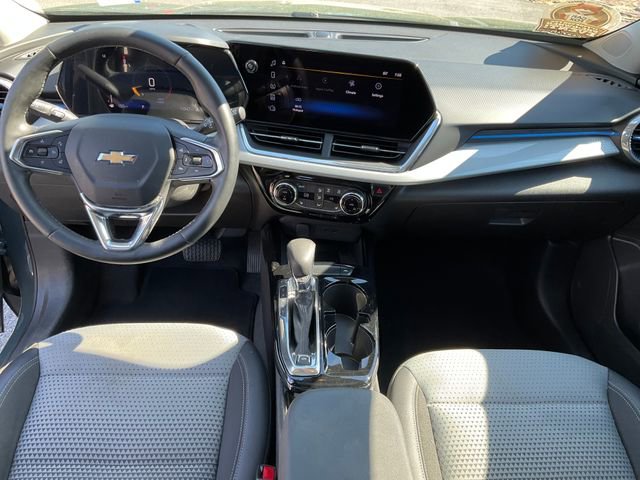 Used 2025 Chevrolet Trax LT w/ Sunroof Package image 4