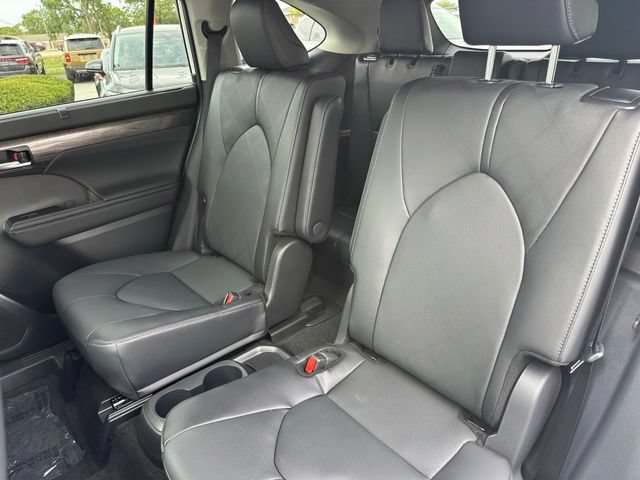 Used 2025 Toyota Highlander Platinum AWD/4WD image 30