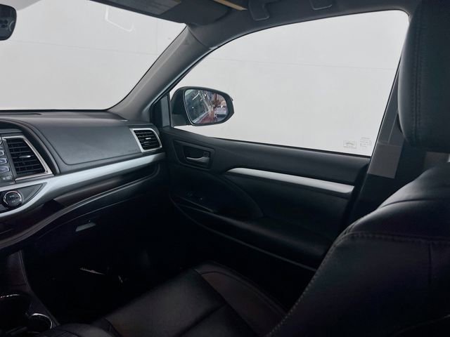 Used 2019 Toyota Highlander XLE AWD/4WD image 21