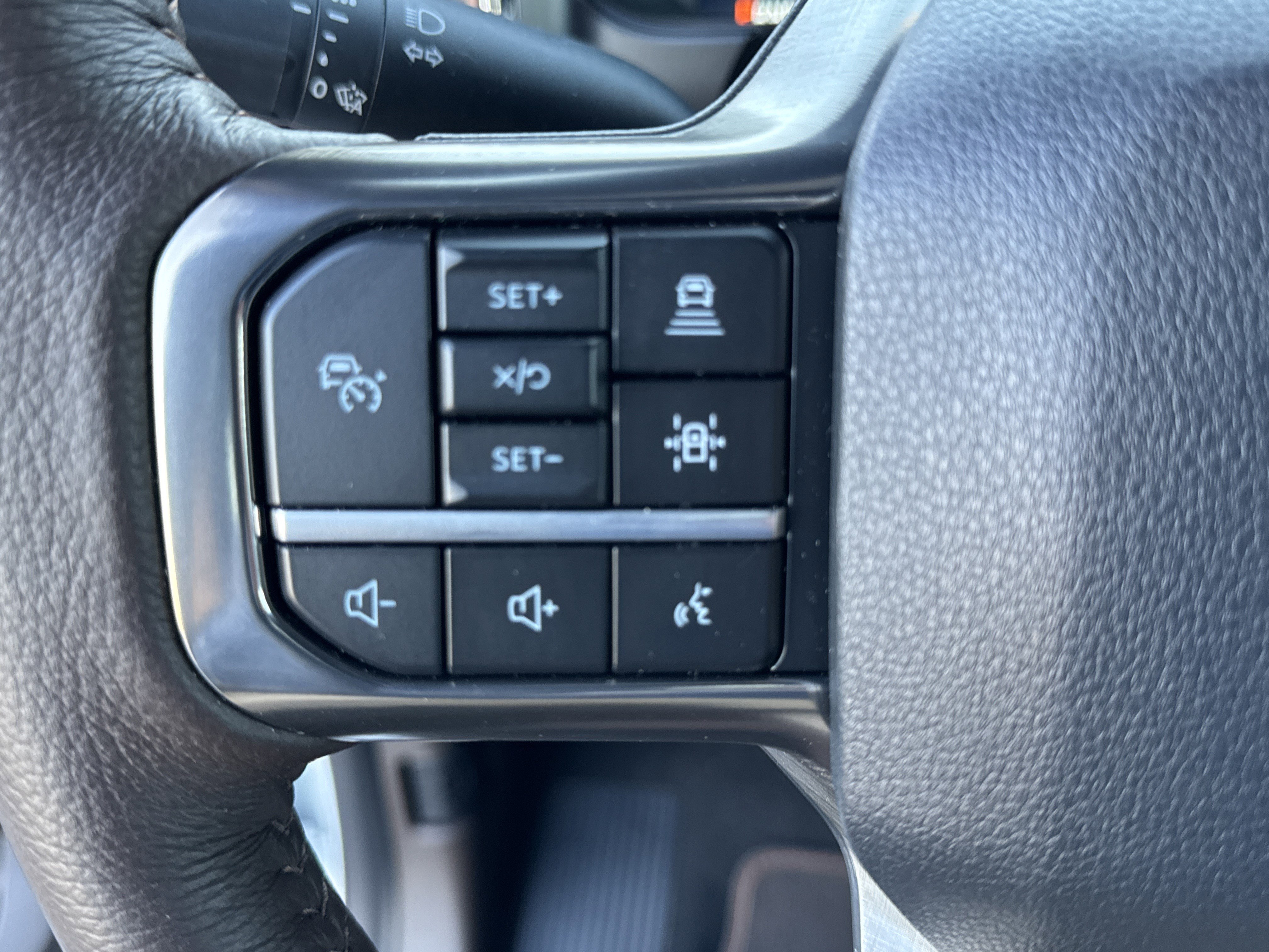 Used 2025 Ford F350 King Ranch w/ FX4 Off-Road Package image 32