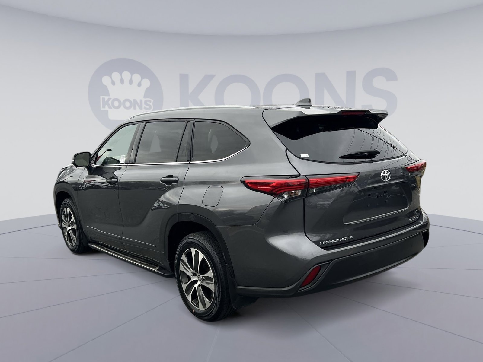 Used 2022 Toyota Highlander XLE image 4