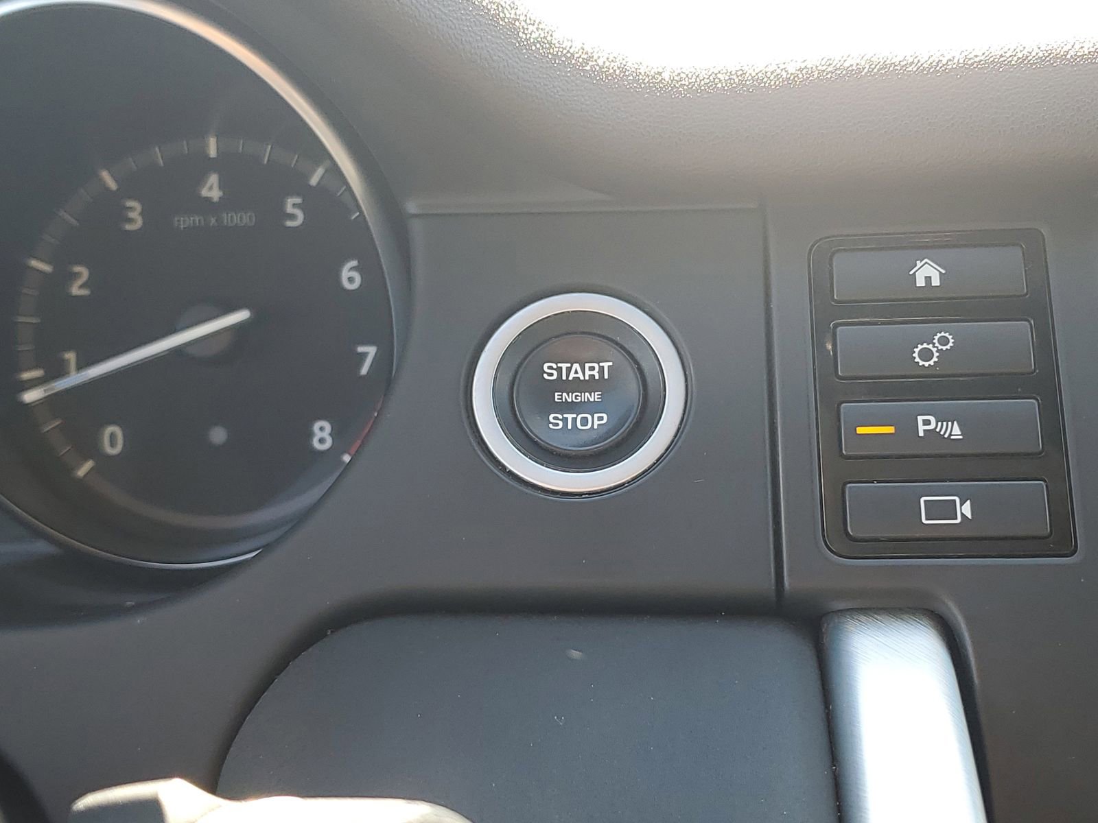 Used 2018 Land Rover Discovery Sport HSE AWD/4WD image 28
