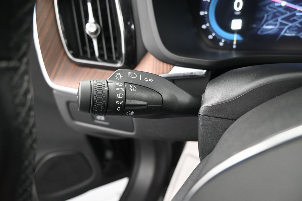 Used 2023 Volvo XC60 B5 Plus image 22