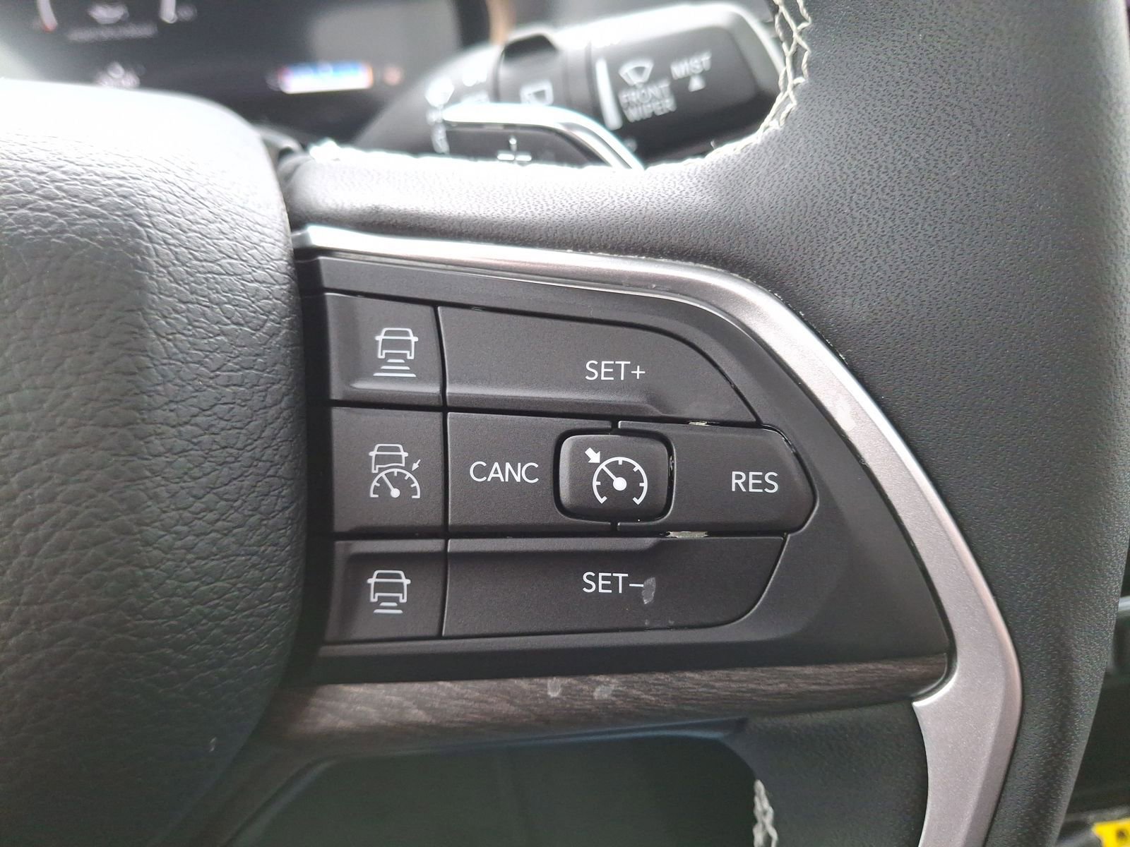 Used 2025 Jeep Grand Cherokee Limited w/ Black Appearance Package AWD/4WD image 15