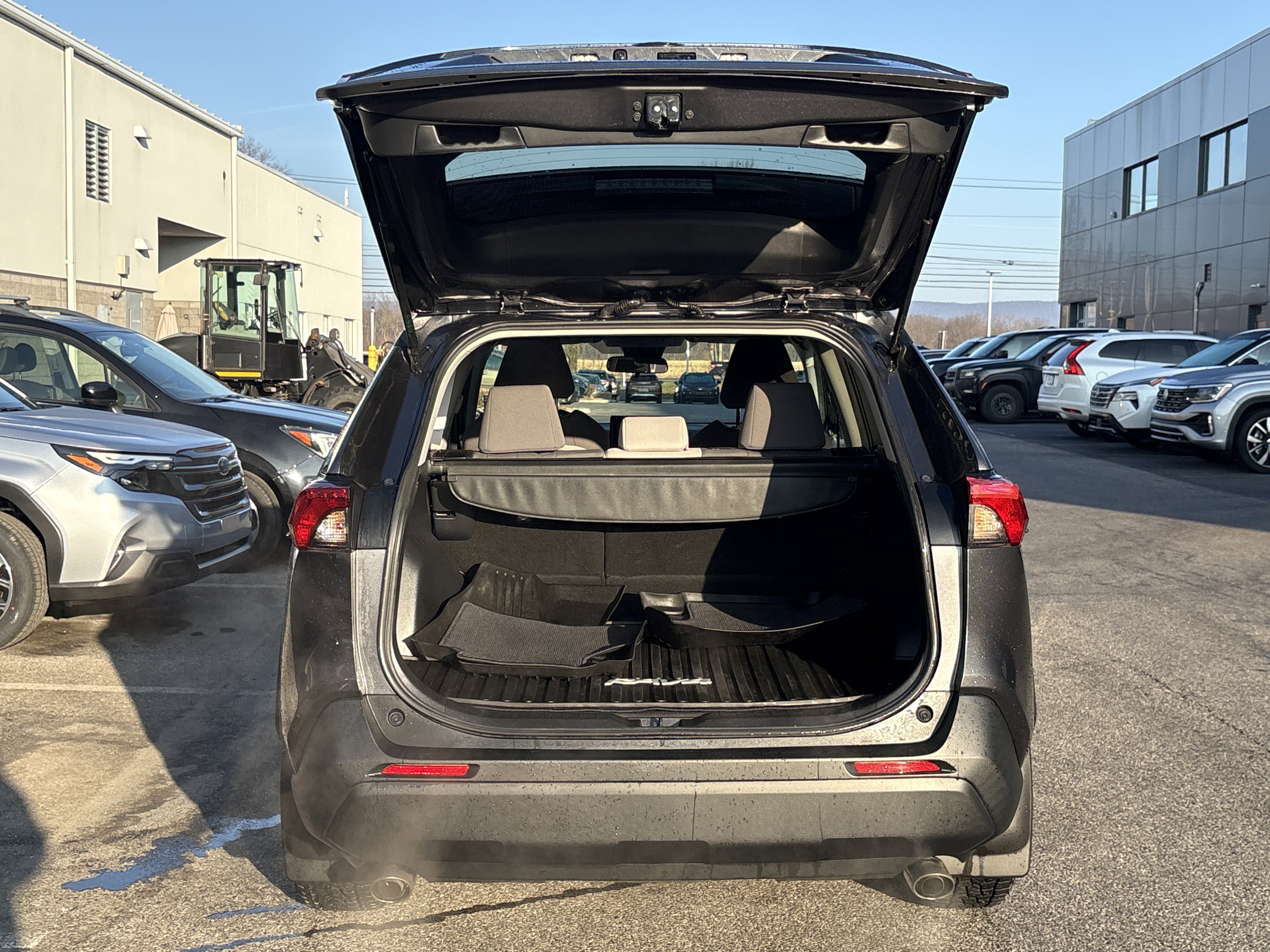 Used 2021 Toyota RAV4 XLE w/ Carpet Mat Package (TMS) image 11