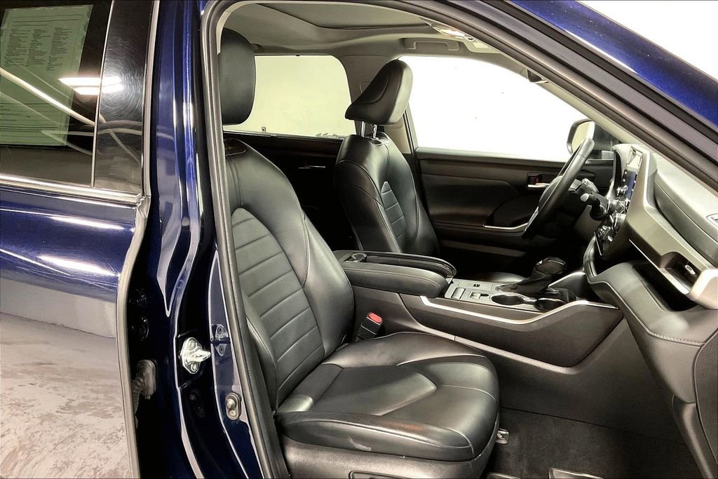Used 2022 Toyota Highlander XLE image 10