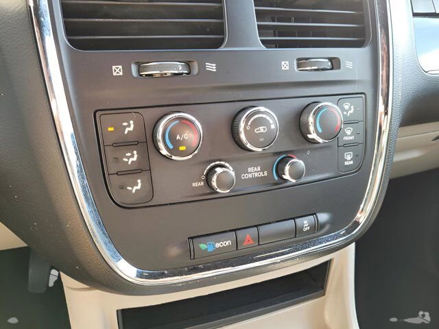 Used 2018 Dodge Grand Caravan SXT image 30