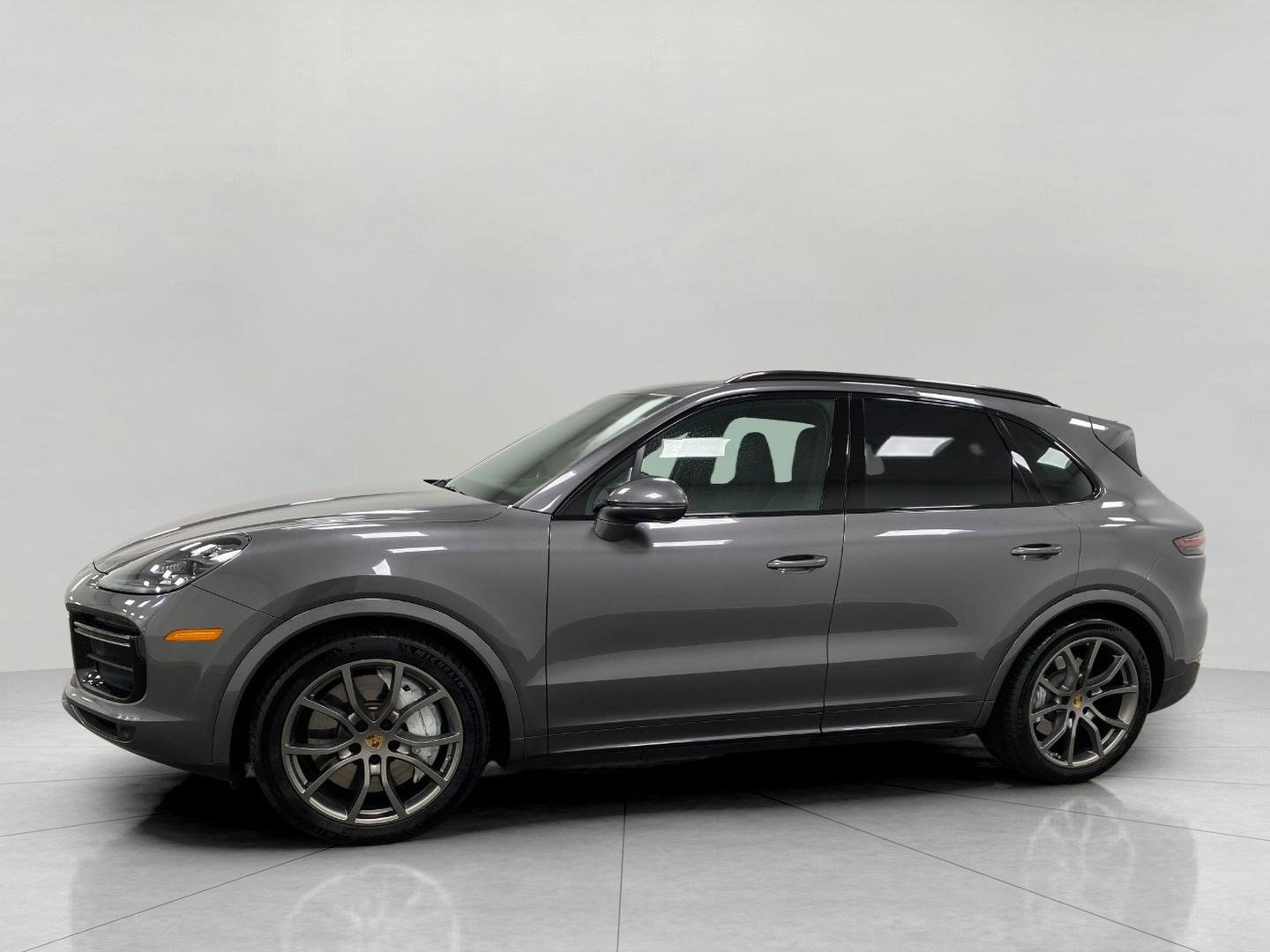 Used 2019 Porsche Cayenne Turbo image 2