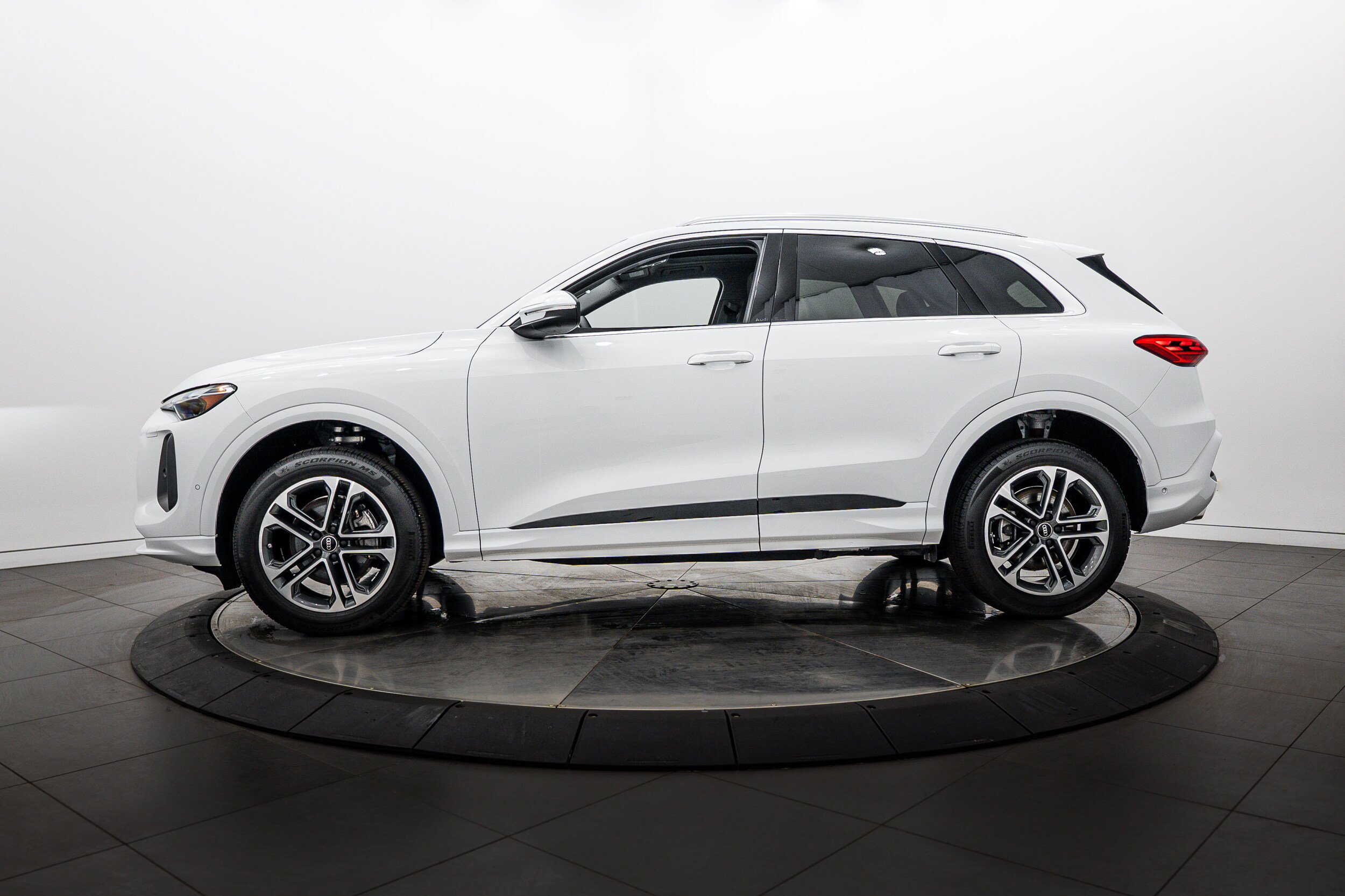 Used 2025 Audi Q5 Premium w/ Convenience Package AWD/4WD image 6