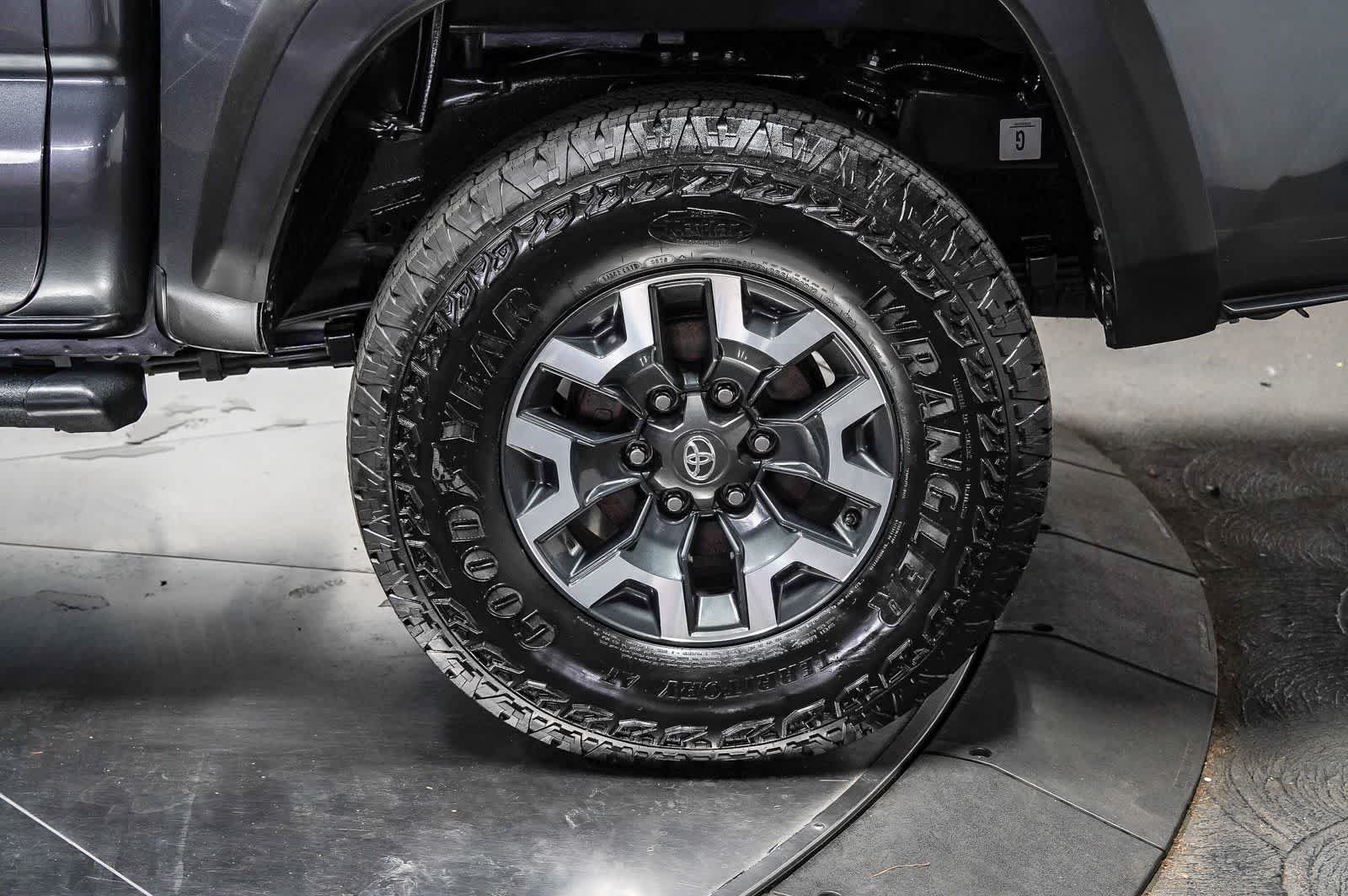 Certified 2020 Toyota Tacoma TRD Off-Road w/ Technology Package AWD/4WD image 11