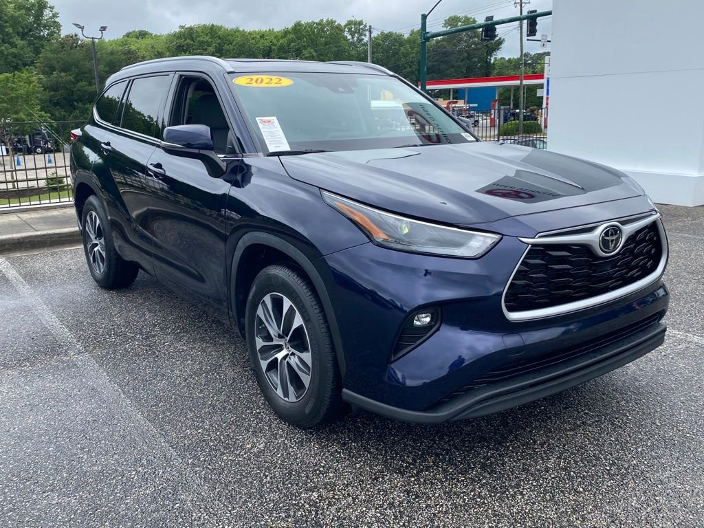 Used 2022 Toyota Highlander XLE FWD image 1