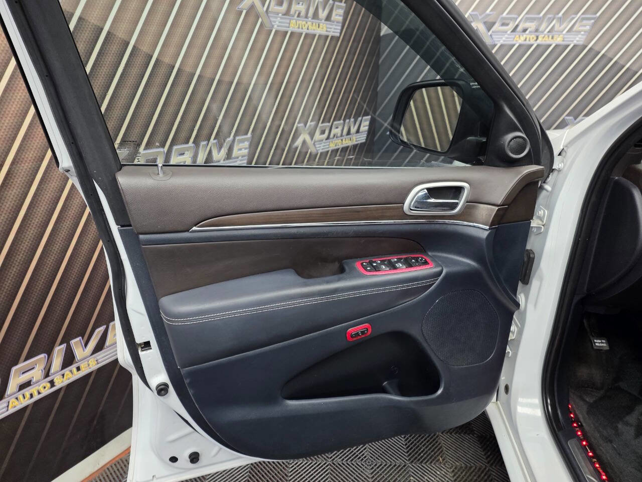 Used 2015 Jeep Grand Cherokee Overland w/ Advanced Technology Group image 15