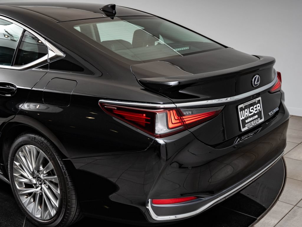 Certified 2020 Lexus ES 300h Ultra Luxury w/ Accessory Package FWD image 19