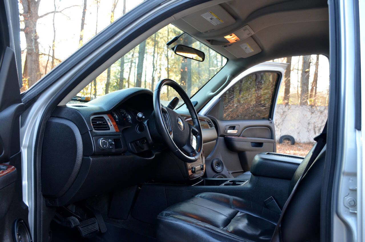 Used 2012 Chevrolet Suburban LT RWD image 10