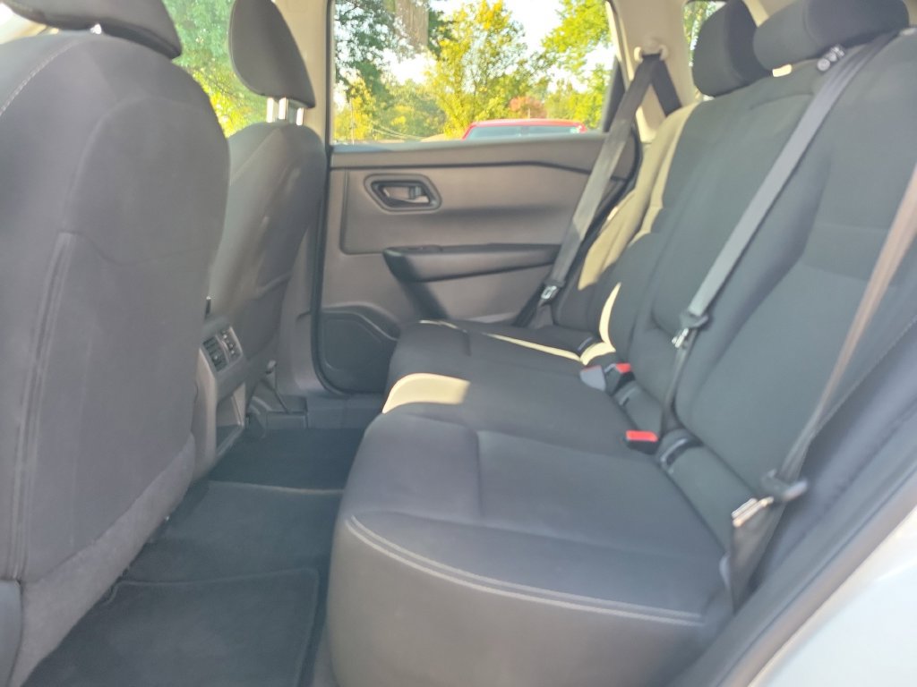 Used 2024 Nissan Rogue S FWD image 17