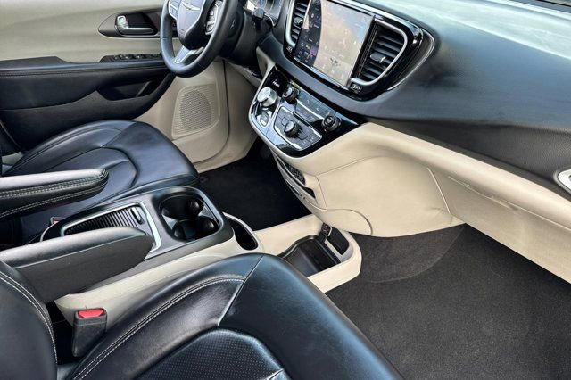 Used 2023 Chrysler Pacifica Touring-L image 19