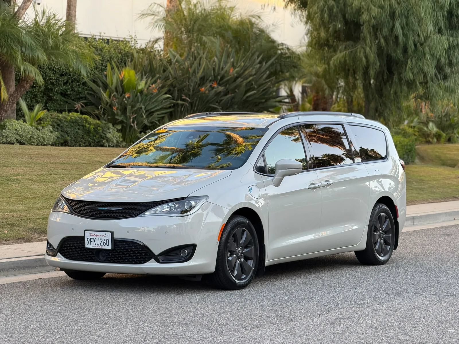 Used 2020 Chrysler Pacifica Limited w/ Advanced Safetytec Group FWD image 1