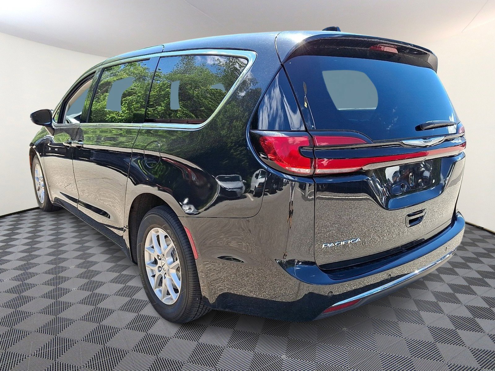 Used 2023 Chrysler Pacifica Touring-L FWD image 4