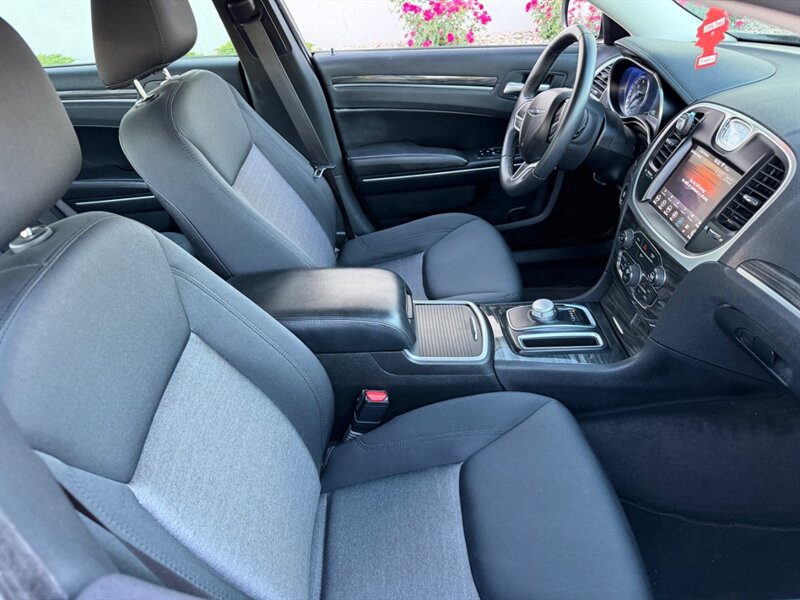 Used 2018 Chrysler 300 Touring w/ Chrome Appearance Package RWD image 13
