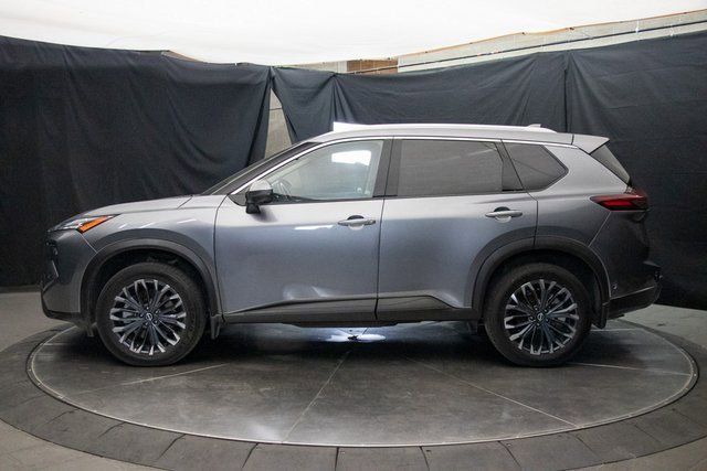 Used 2025 Nissan Rogue SL w/ Tech Package image 9
