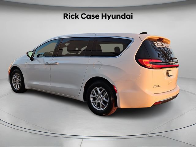 Used 2024 Chrysler Pacifica Touring-L image 8