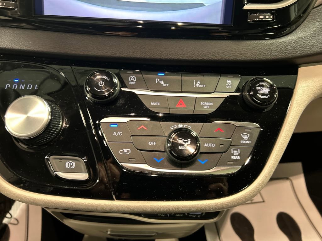 Used 2024 Chrysler Pacifica Touring-L FWD image 19