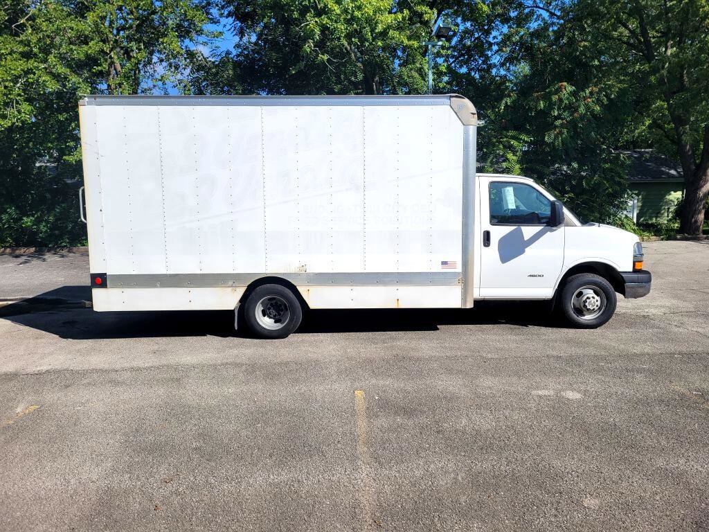 Used 2016 Chevrolet Express 4500 image 2