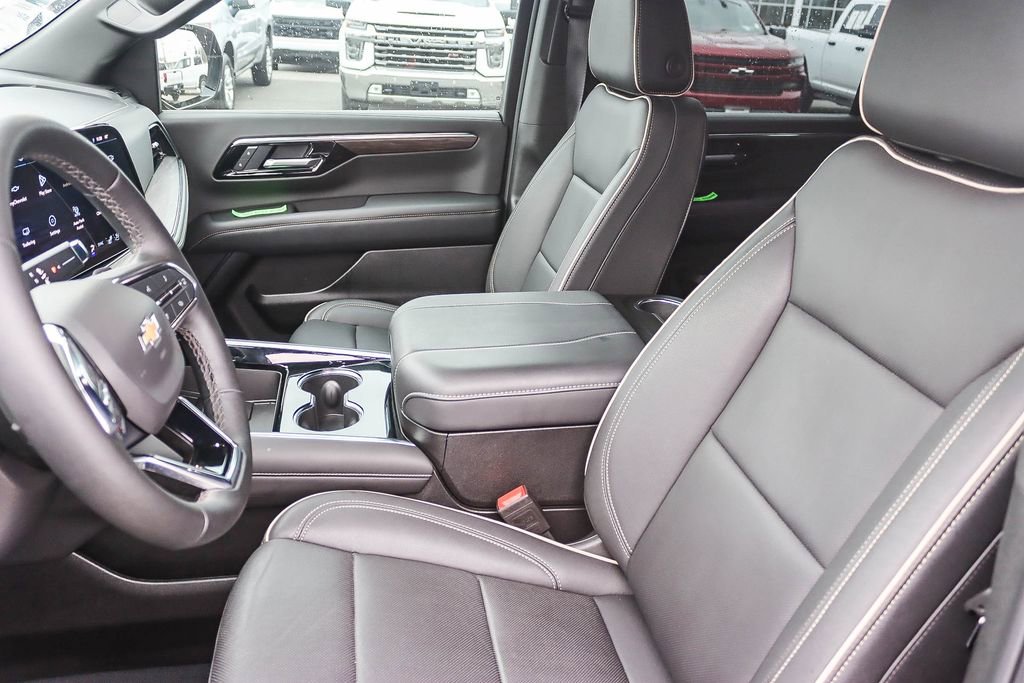 Used 2025 Chevrolet Suburban Premier image 16
