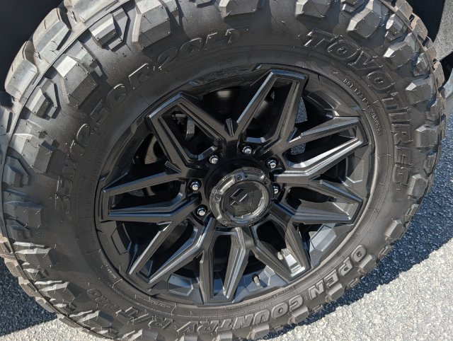 Used 2024 GMC Sierra 2500 AT4 w/ AT4 Premium Plus Package AWD/4WD image 12