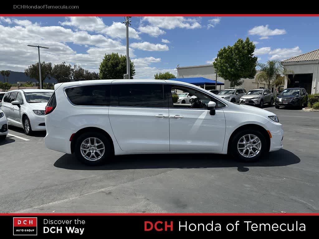 Used 2023 Chrysler Pacifica Touring-L FWD image 5